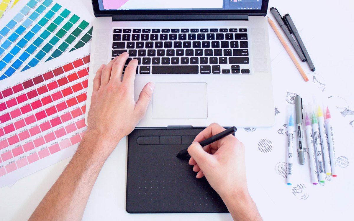 Web Tasarım ve Yazılım grafik tasarım ekibinin çalışma anı